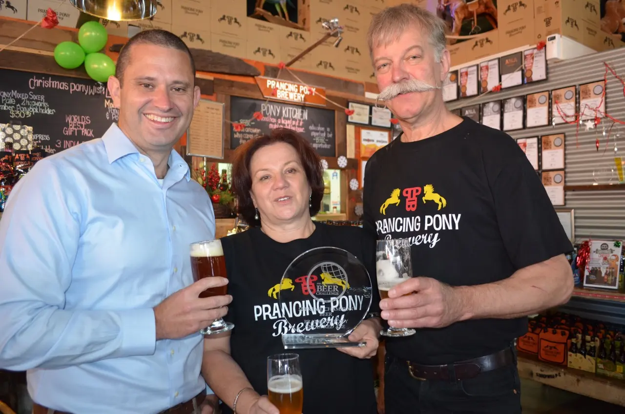 L-R: Kyam Maher with Prancing Pony's Frank Samson and Corinna Steeb