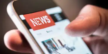 Online,News,In,Mobile,Phone.,Close,Up,Of,Smartphone,Screen.